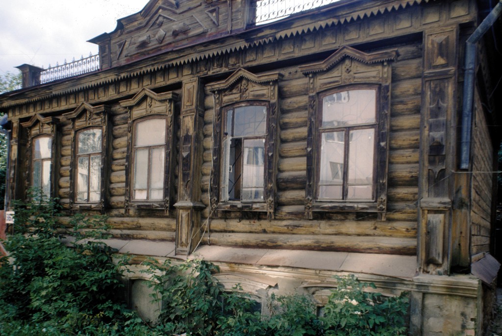 Красноармейская ул., 36а, Екатеринбург (Krasnoarmeyskaya Street, 36a, Yekaterinburg).  Дом снесён в 2000-х годах. Фото: 1999 год.
